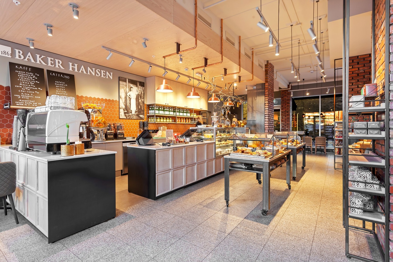 Er du glad i nykvernet kaffe, nybakt brød eller fersk juice? Det har du tilgjengelig på Baker Hansen. Galleribilde