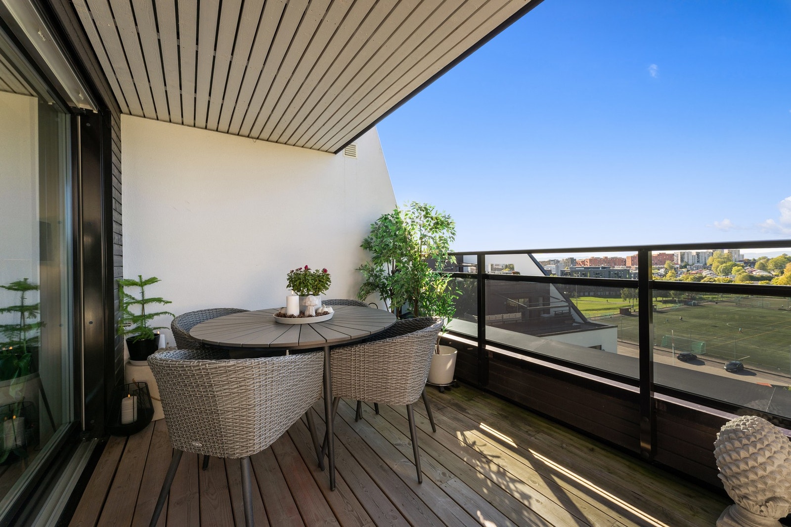 Terrassen er målt til hele 36 m² og har tiltalende overbygg som lar deg benytte uteplassen uavhengig av været. Galleribilde