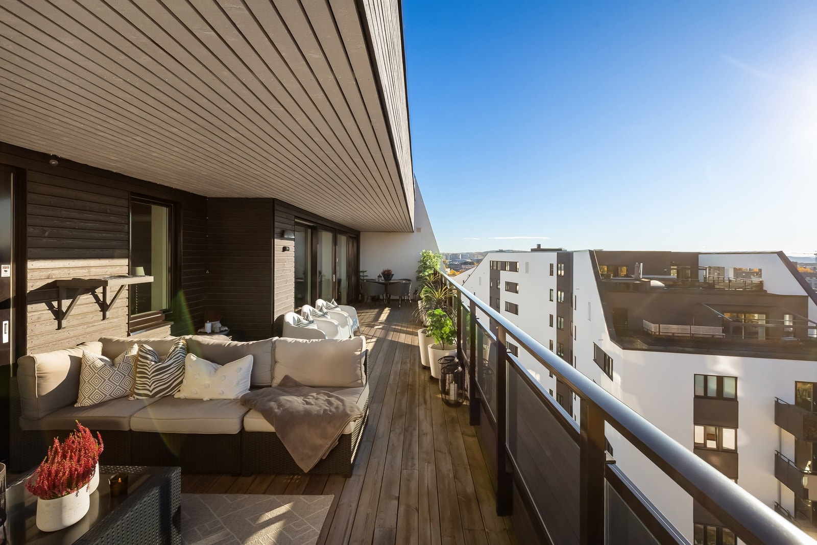 Råflott terrasse med nok av plass til sittegrupper, grill og det som måtte passe dine behov. Galleribilde