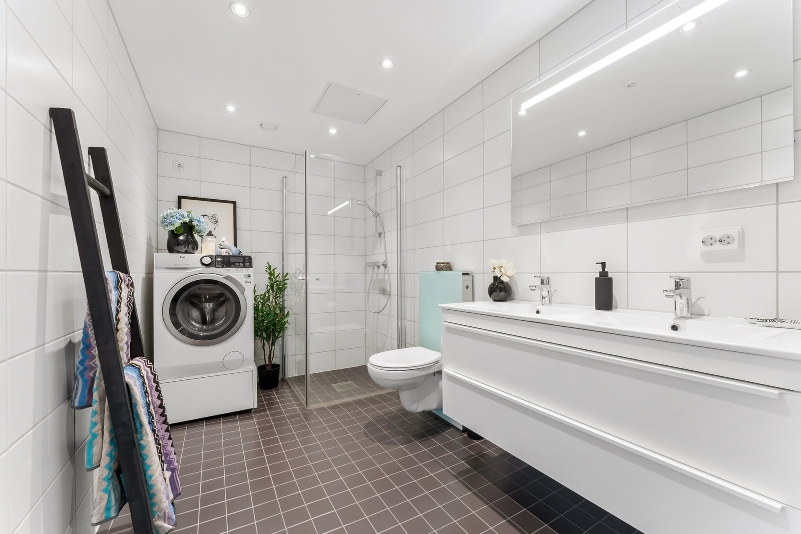 Lekkert baderom med dobbel servant og moderne standard fra 2018. Galleribilde