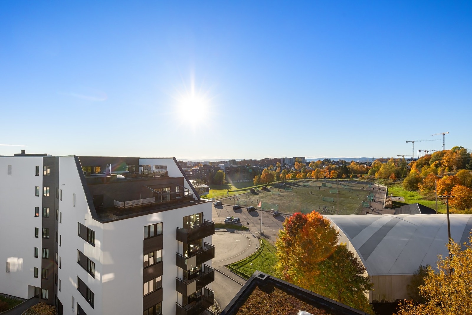 Panoramautsikt så langt øyet kan se og noe fjordgløtt fra nest øverste etasje. Galleribilde