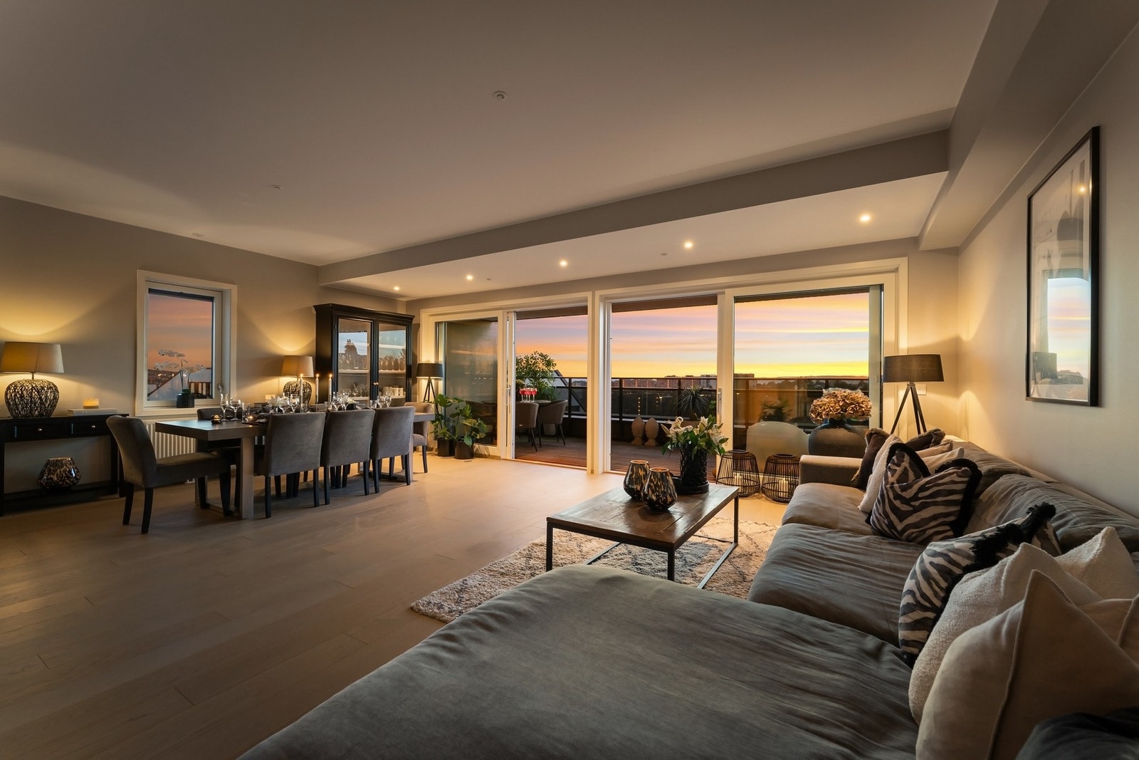 Velkommen til en unik og svært tiltalende 4-roms terrasseleilighet fra 2018 på hele 131m² presentert av Daniel Bigom v/ PrivatMegleren Atrium. Galleribilde