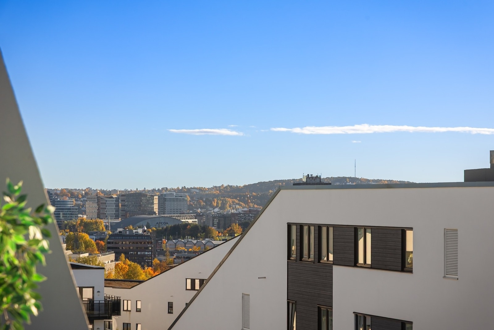 Kun et fåtall terrasseleiligheter som denne i området, og her sitter du usjenert til. Galleribilde