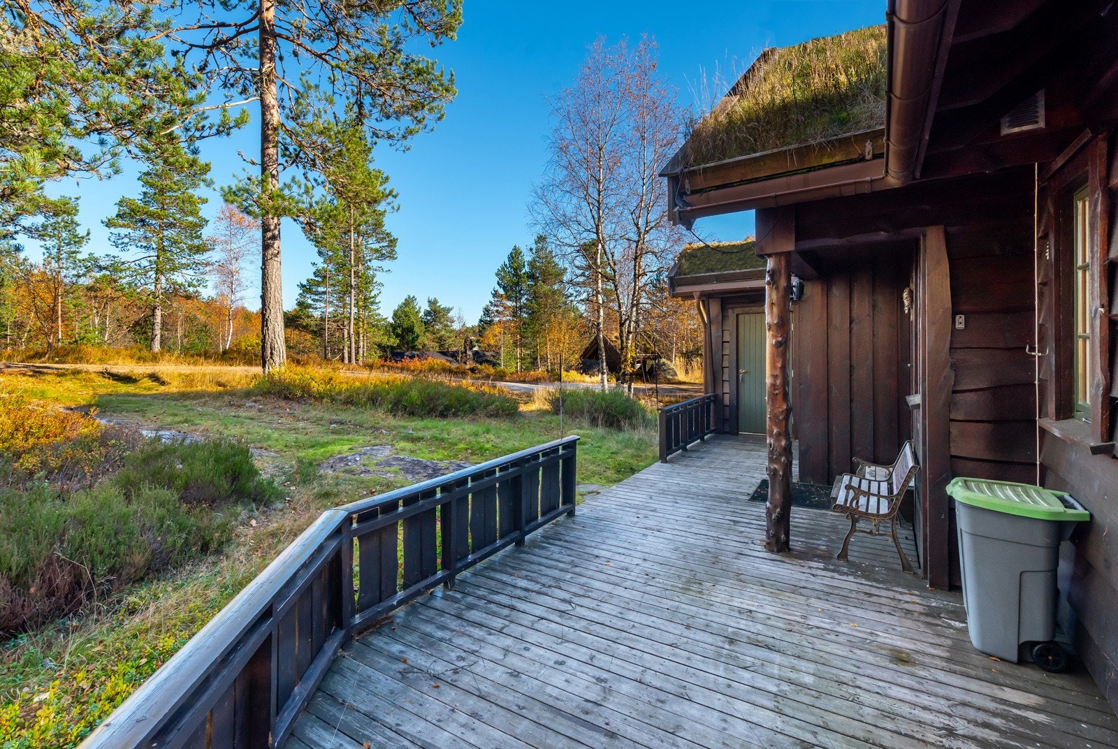 Ved entré er det overbygget inngang og adkomst til utvendig bod. Galleribilde