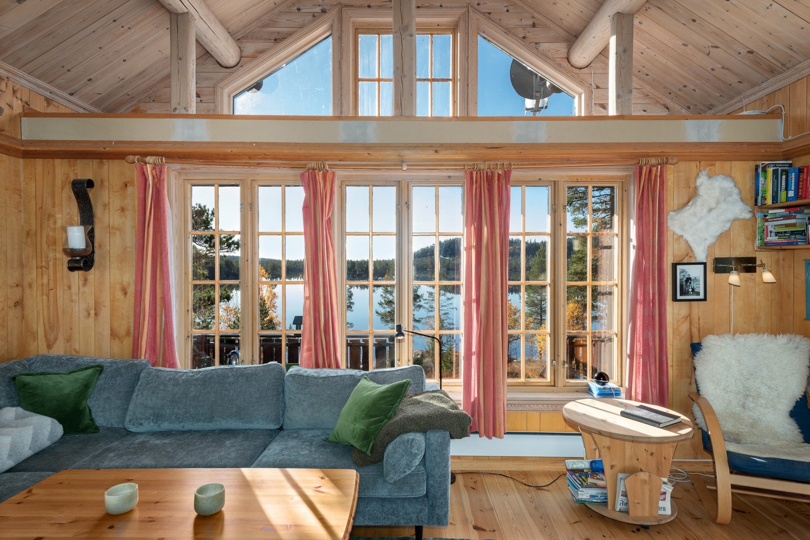 Det er nydelig utsikt fra stuen og terrassen utover nærområdet og Førevatn. Galleribilde