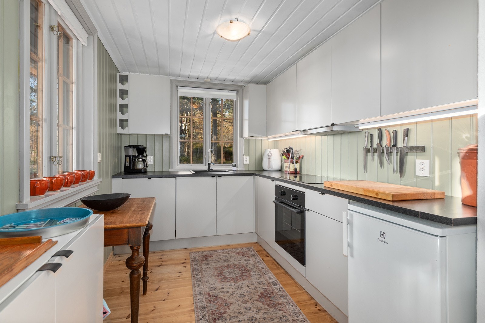 Komplet kjøkken fra Strai, nytt i 2022, med god skap- og benkeplass. Et meget bruksnyttig kjøkken som inviterer til matglede. Galleribilde