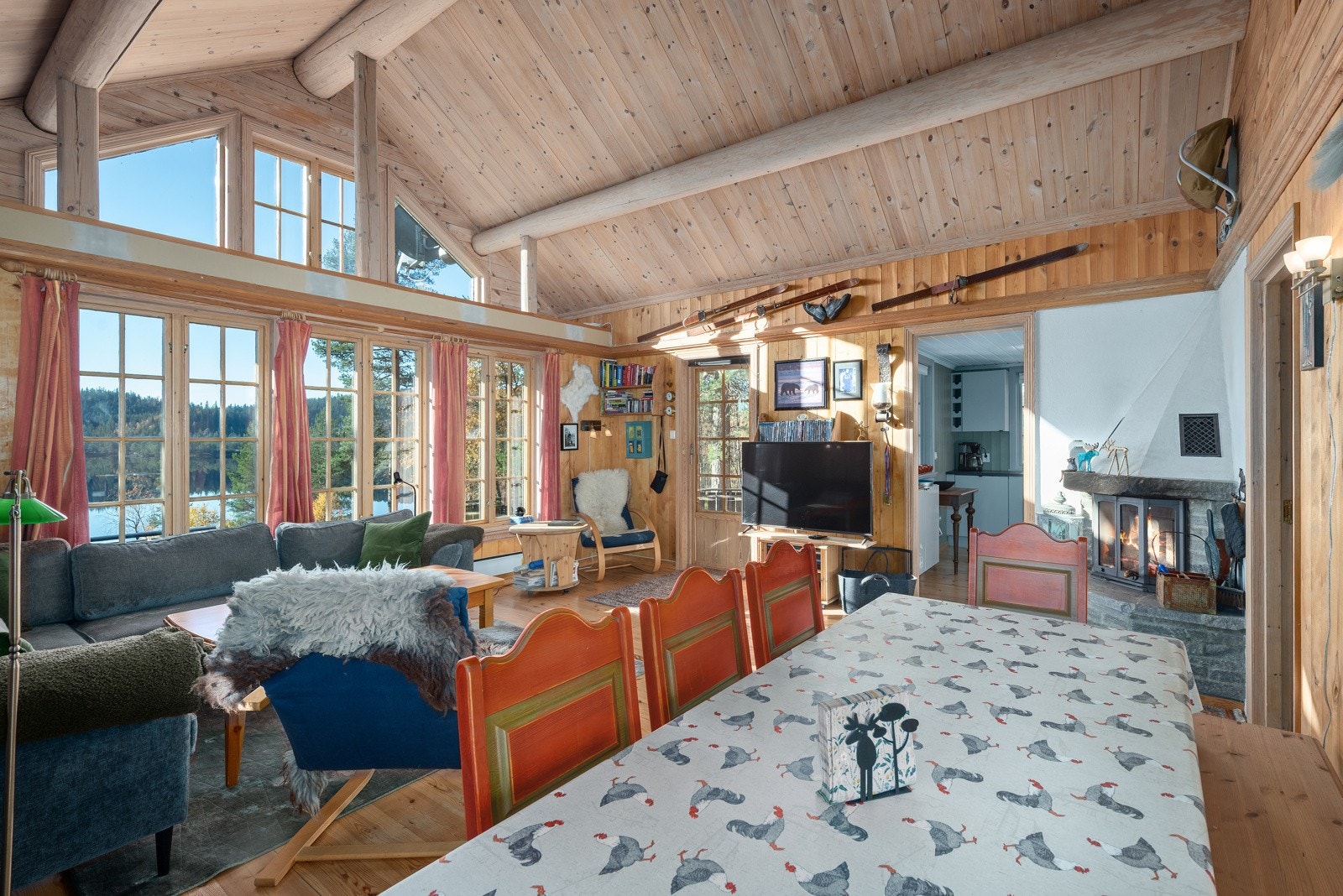 Stue og spisestue med grasiøs takhøyde og store vindusflater - her får man en luftig og god romfølelse, og flott utsyn! Galleribilde