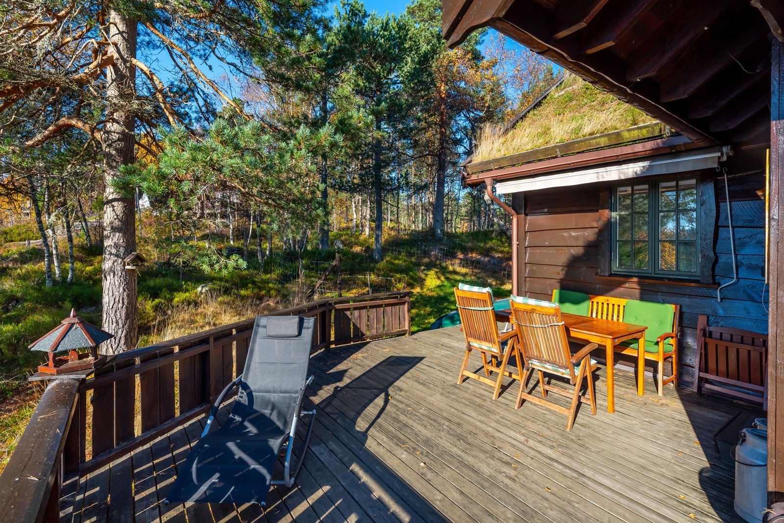 Terrasen strekker seg rundt på siden av hytten - det er plass til å møblere i flere soner. Galleribilde