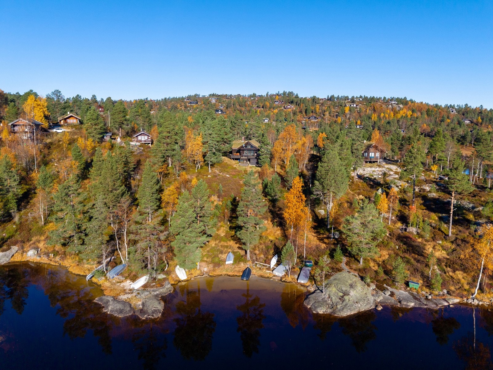 Det er romslige tomter og man ligger fint til mot vannet uten særlig innsyn av nærliggende hytter. Galleribilde