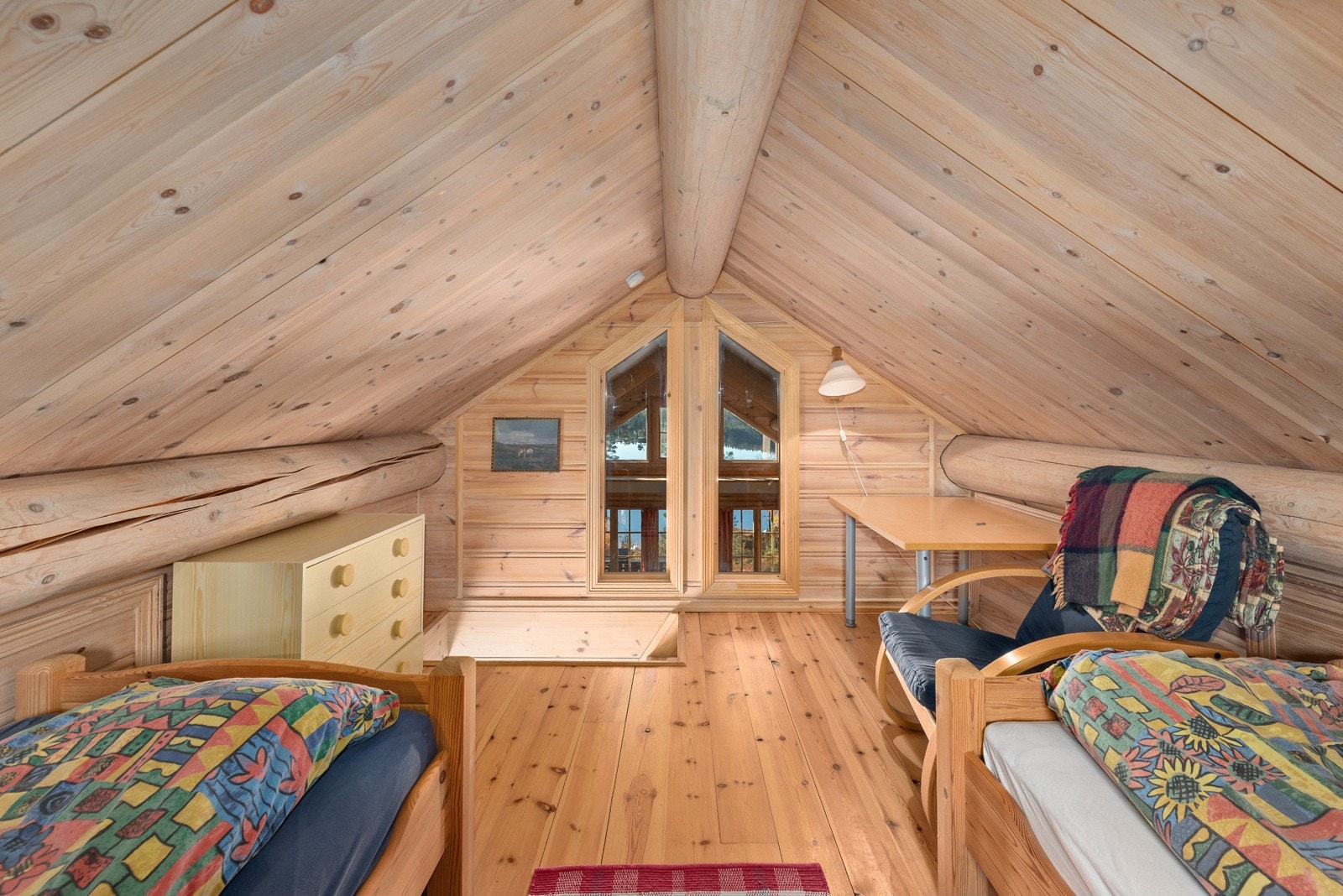 Hems 1 med vinduer ned mot stuen. Galleribilde