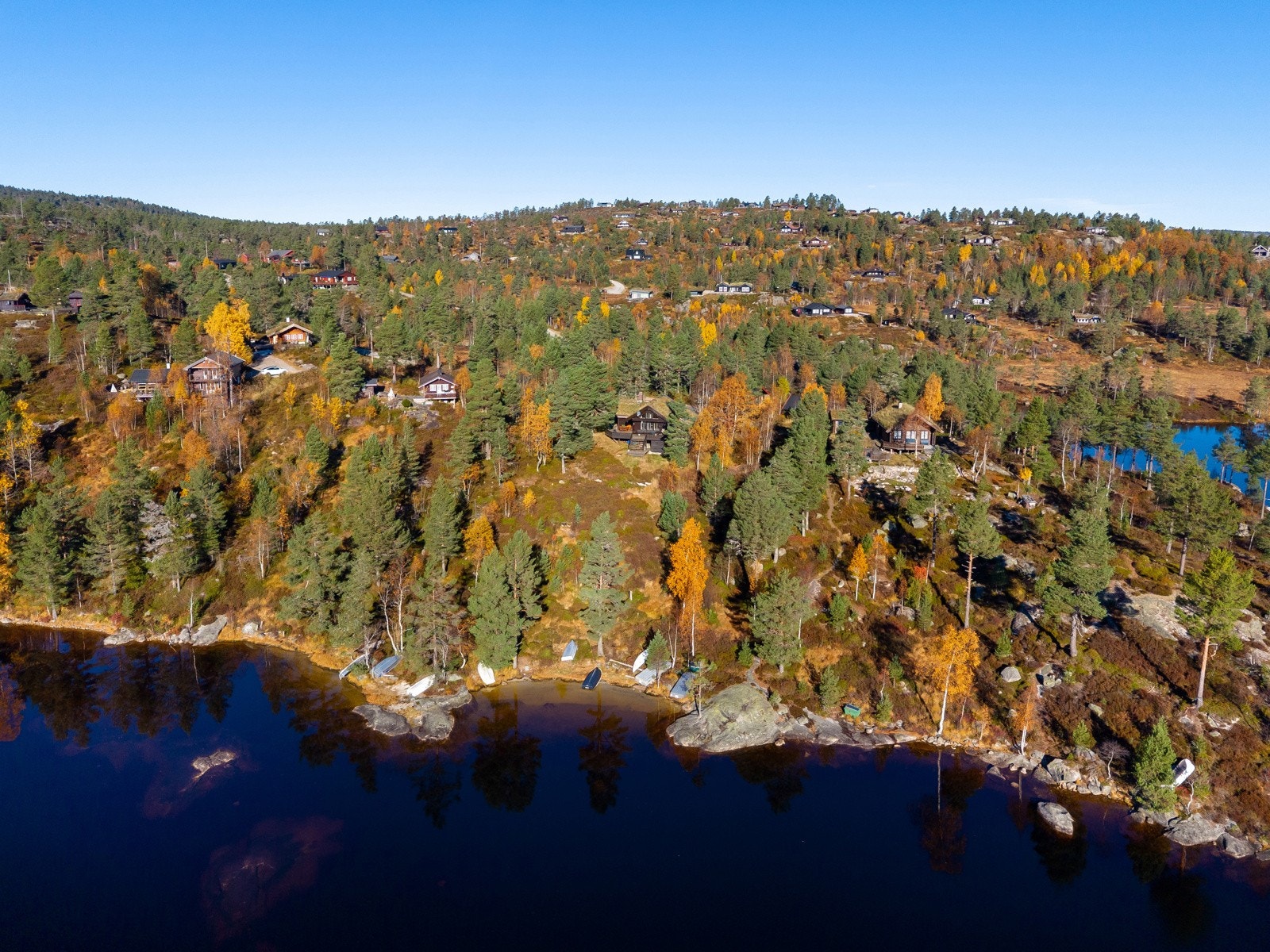 Hytta ligger i naturskjønne omgivelser hvor man finner roen og får hvilepuls. Galleribilde