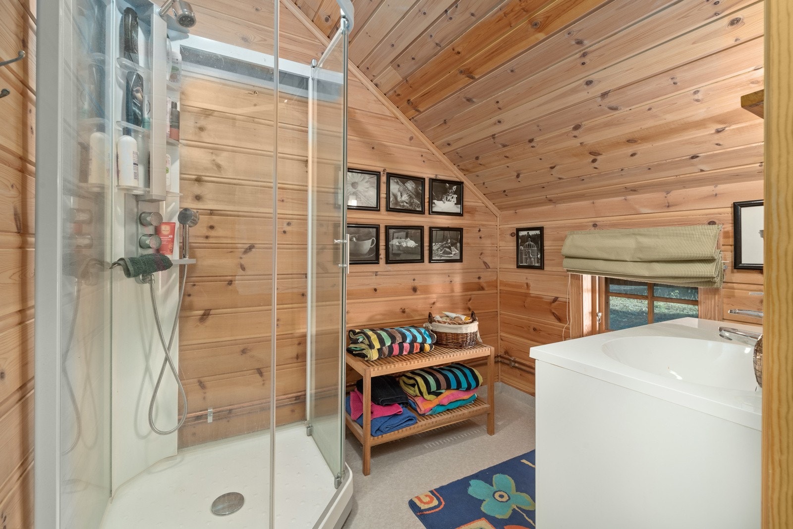 Bad med belegg på gulv med behagelig gulvvarme, dusjkabinett og servant. Galleribilde