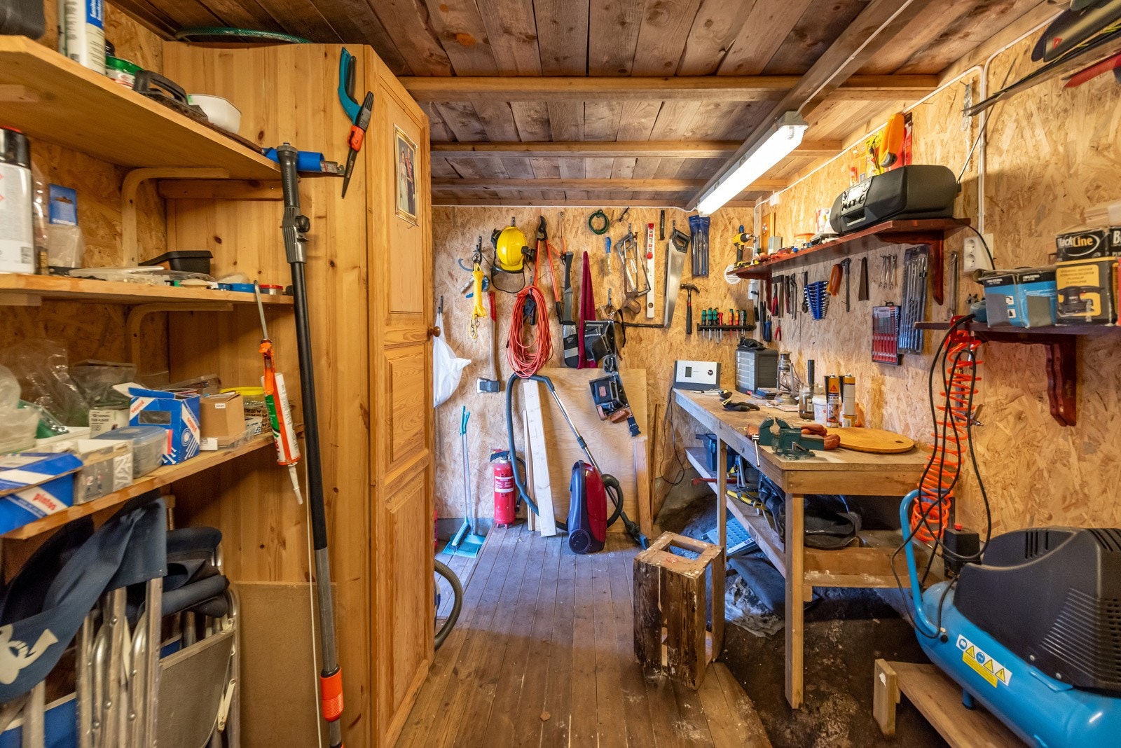 Bod under hytta innredet og brukt som verksted. Galleribilde