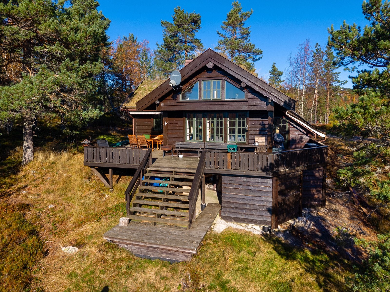 En meget bruksnyttig og velholdt fritidseiendom med solrik selveiertomt og båtfeste. Galleribilde