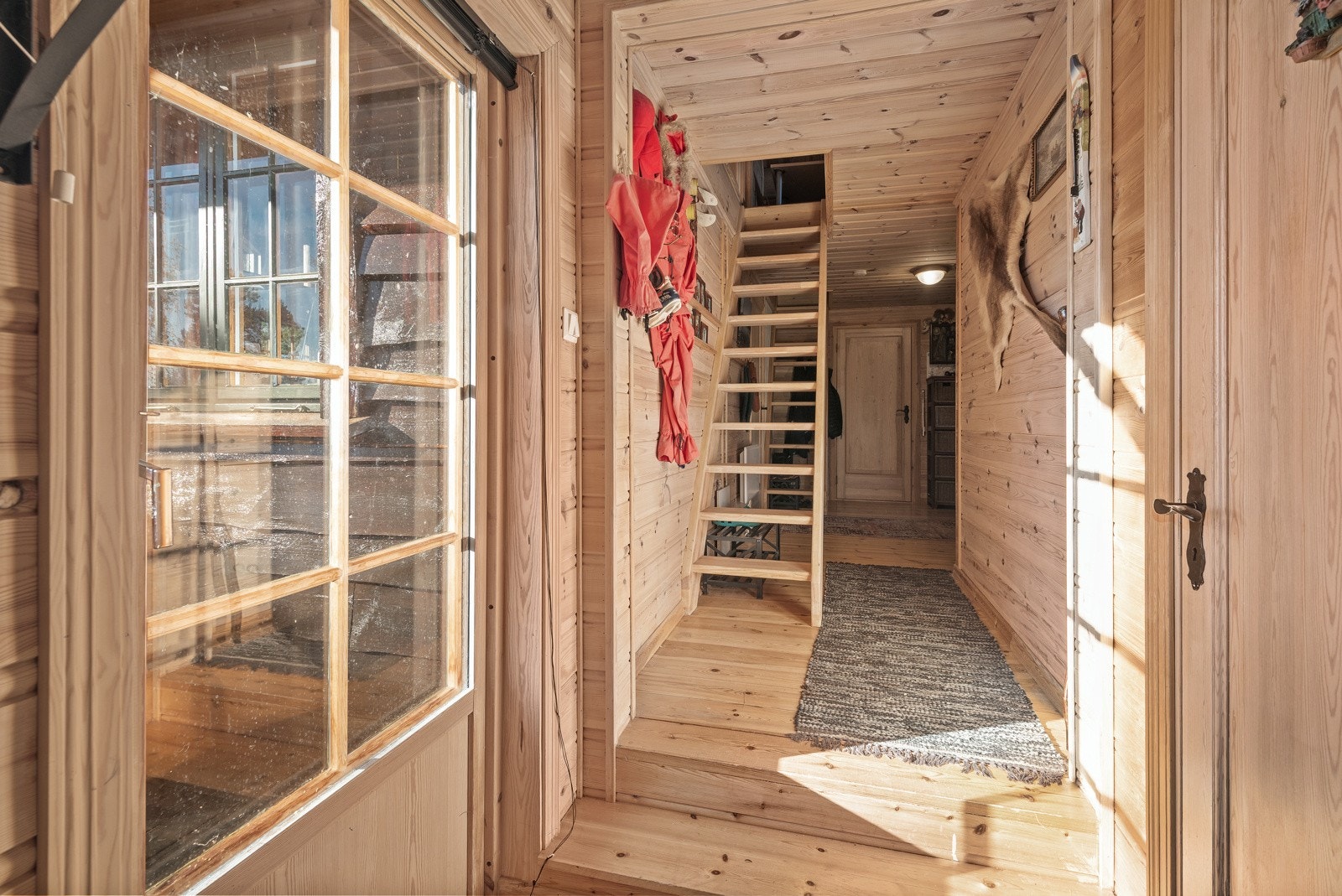 Det er 2 soverom og 2 hemser hvor det er etablert soveplasser Galleribilde