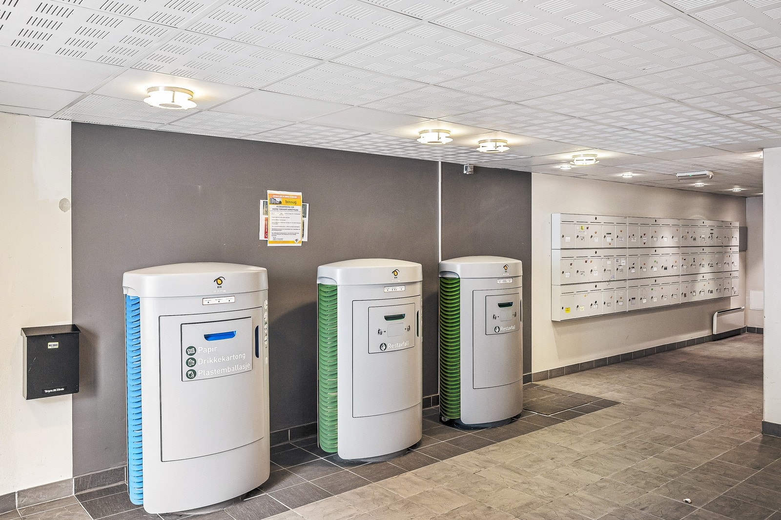 Vestre Torggate er forlengelsen av Torgallmenningen i retning Johanneskirken. Gang og sykkelavstand til utdanningsinstitusjoner, og gode muligheter for shopping og sosialt liv. Boss suger i byggets felles inngang. Galleribilde