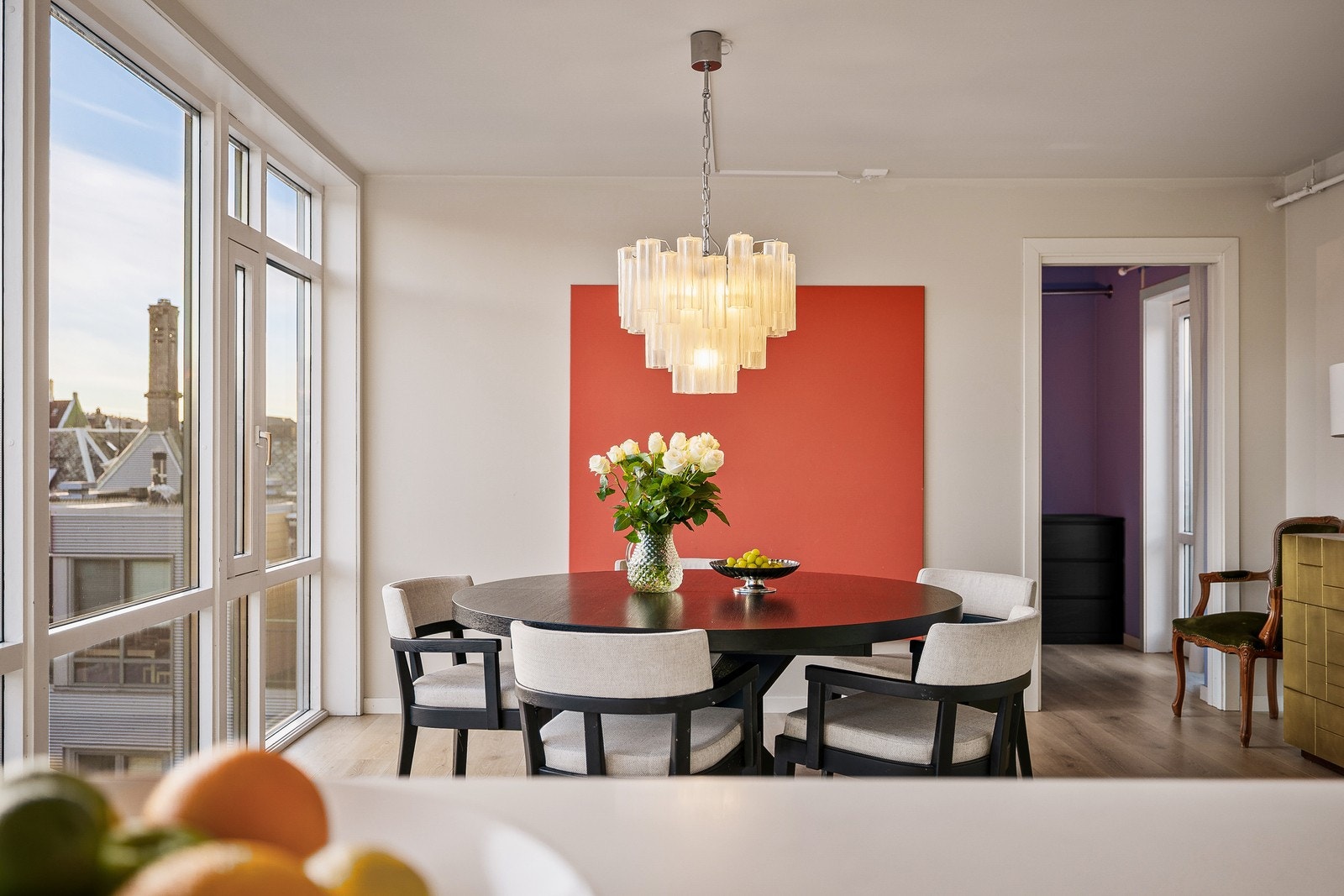 Fra spisestuen kommer du til 1 av 2 soverom i etasjen Galleribilde