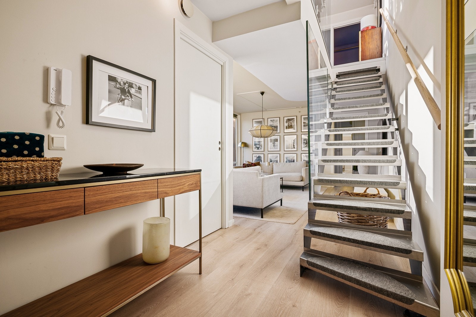 Videre inn i leiligheten ser vi dørtelefon til gateplan, ventilasjonsystem som er balansert og en skyvedør inn til ditt eget... Galleribilde