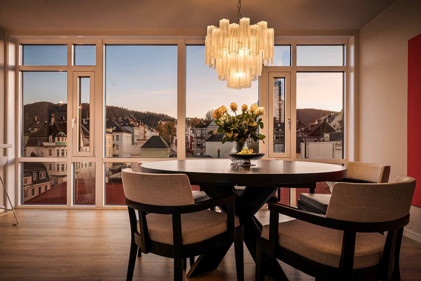 Opp trappen kommer du til en koselig spiseplass hvor familie og venner kan samles til gode måltider Galleribilde