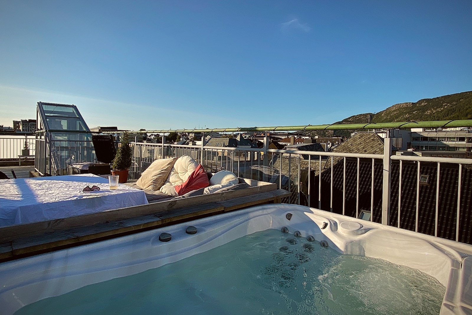 Ønsker du å samle venner, nyte rolige kvelder eller slappe av i spaet? Her får du alt på ett og samme sted Galleribilde