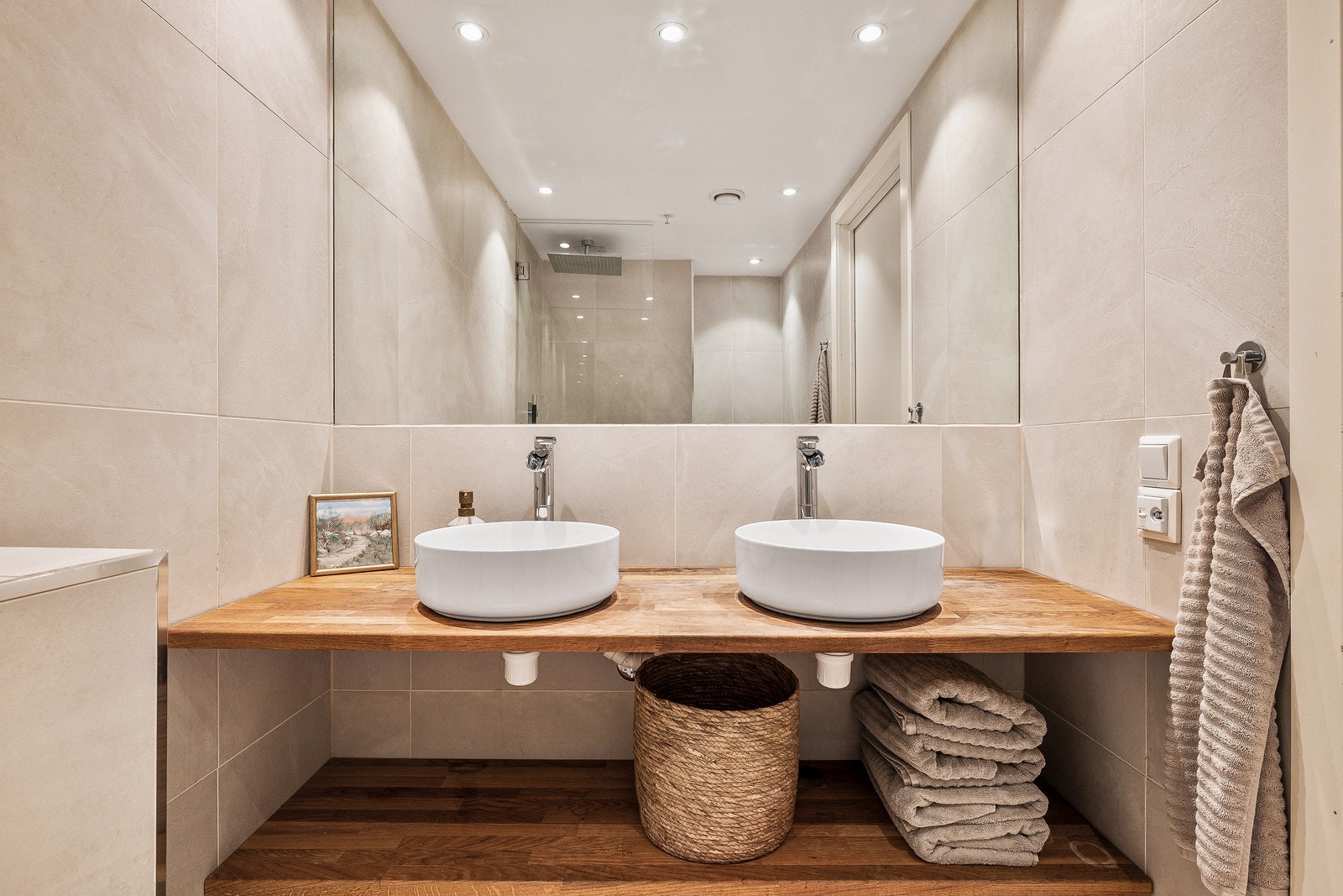 Badet i leilighetens første etasje er på ca. 4,2 m² og nytt fra 2016 Galleribilde