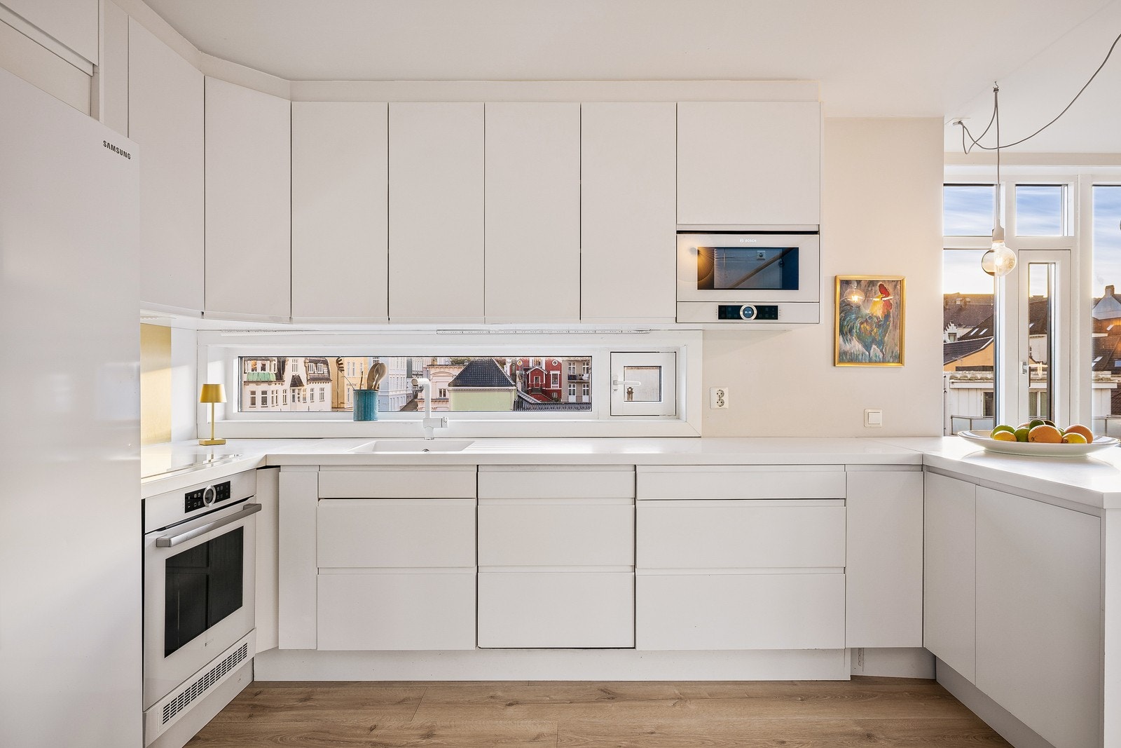 Utstyrt med påkostede hvitevarer fra blant annet Bosch og Samsung. Oppvaskmaskin og vinskap integrert i løsningen Galleribilde