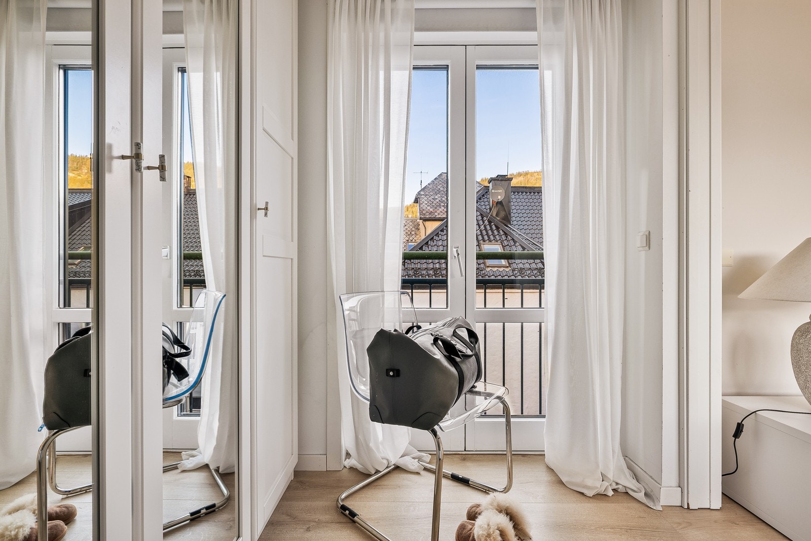 Soverommet har god størrelse og gir mulighet for både avslapning og praktiske løsninger Galleribilde