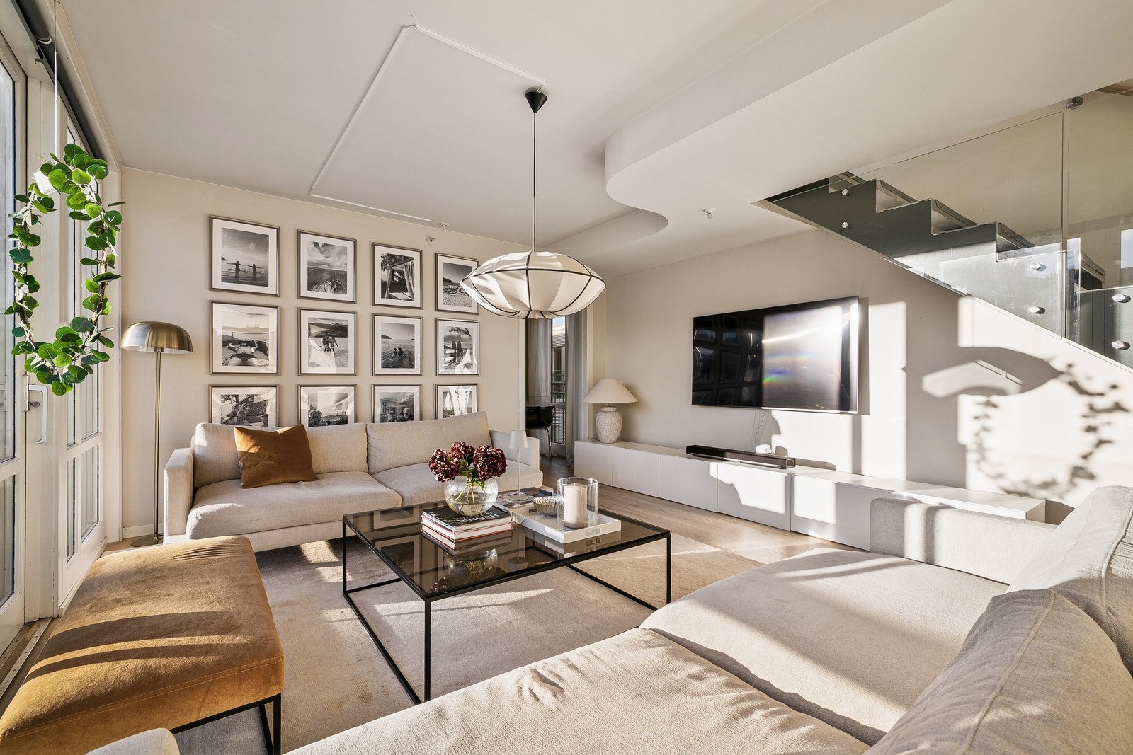 Fra stuen kommer du til leilighetens første soverom Galleribilde