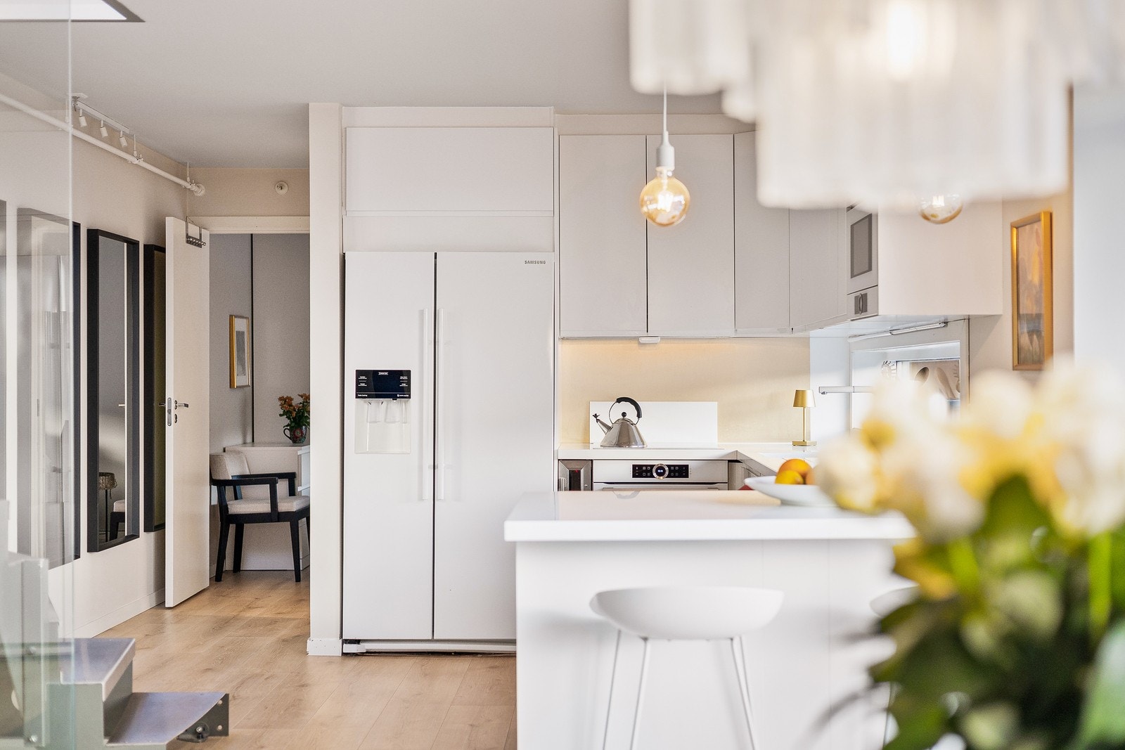 Kjøkkenet har nydelige hvite fronter og detaljer. Du ser en Epoq løsning fra 2016 Galleribilde