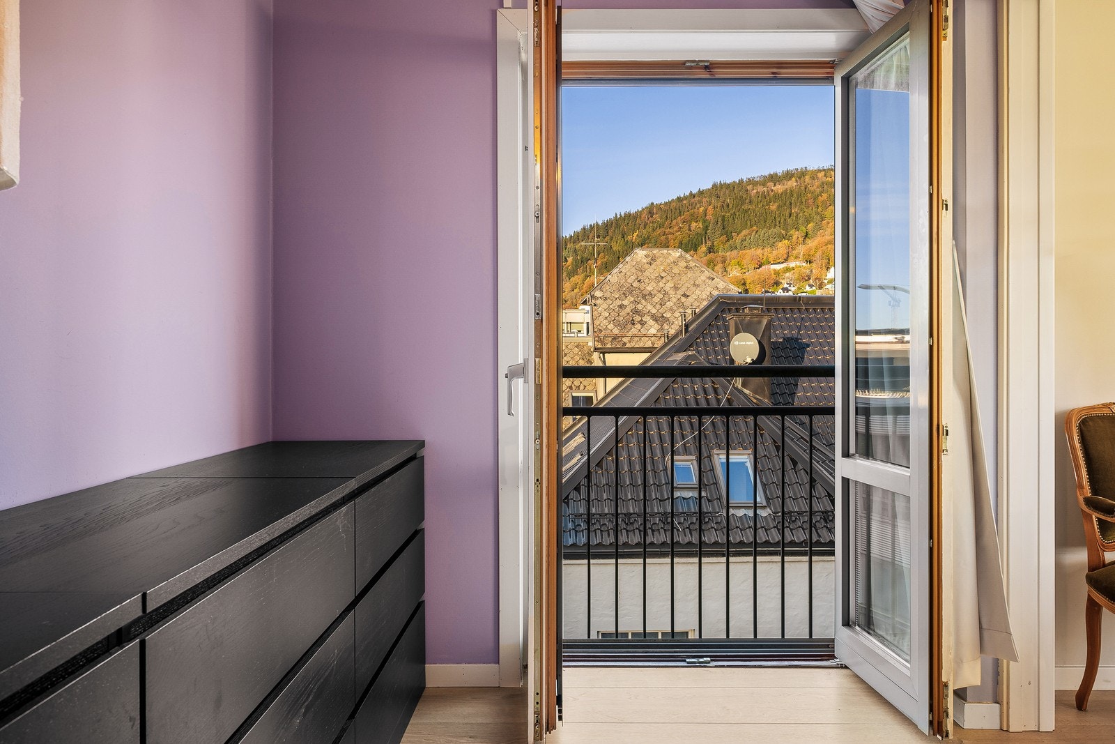 Selger har benyttet dette til walk-in / garderobe løsning. Utsikt mot Fløyen fra rommets franske balkong Galleribilde