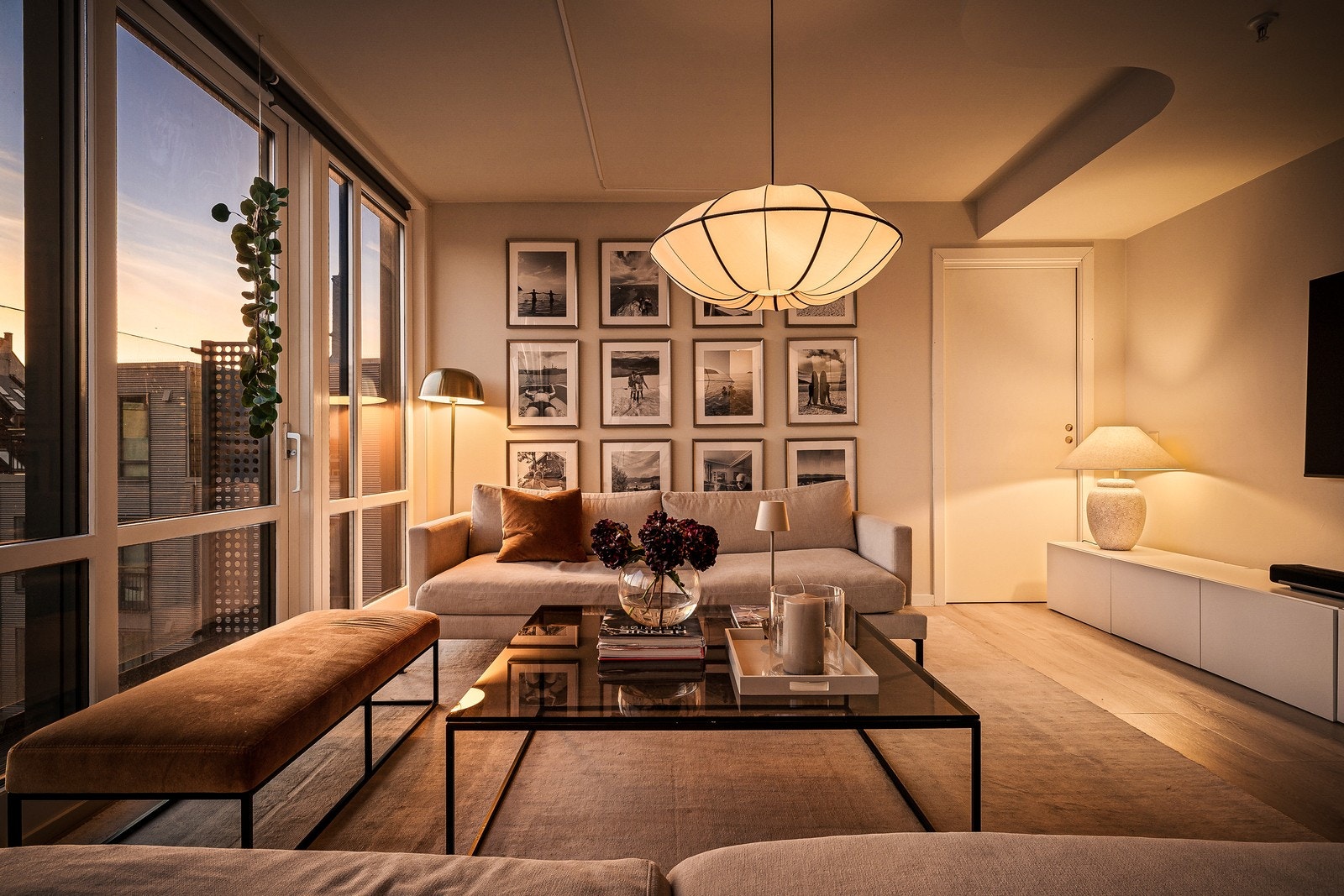 Stuen er et naturlig samlingspunkt i leilighetens første etasje Galleribilde