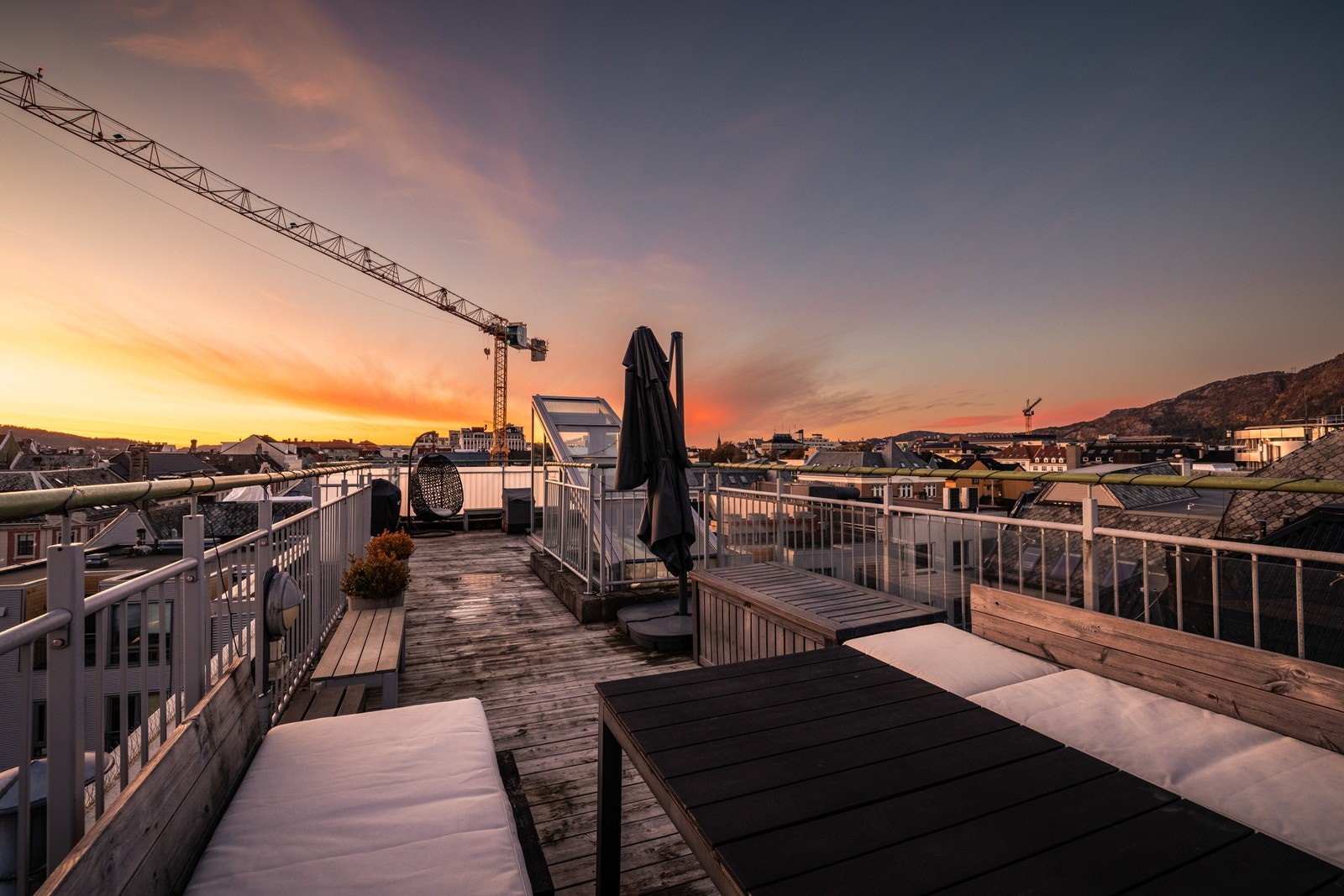 Jacuzzi og plassbygde utemøbler på takterrassen følger med leiligheten. Alt er utført med gjennomgående høy standard og solide, vedlikeholdsvennlige materialer Galleribilde