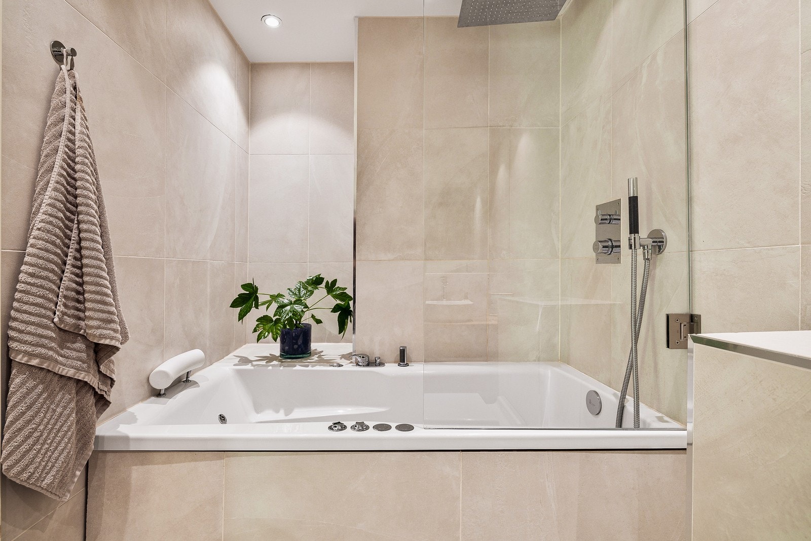 Moderne kvaliteter er en gjenganger i boligen. Her med et nydelig boblebad. Perfekt etter en lang dag Galleribilde