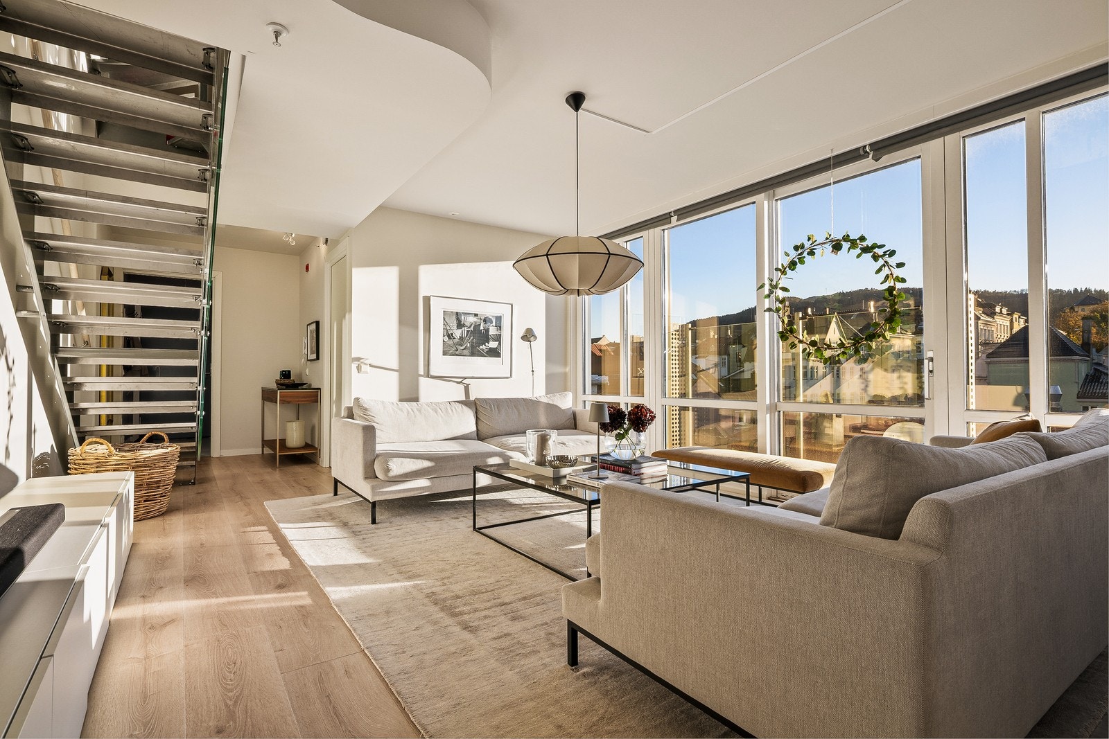 I stuen er det vegghengt tv, fransk balkong og god plass til sofagruppen Galleribilde