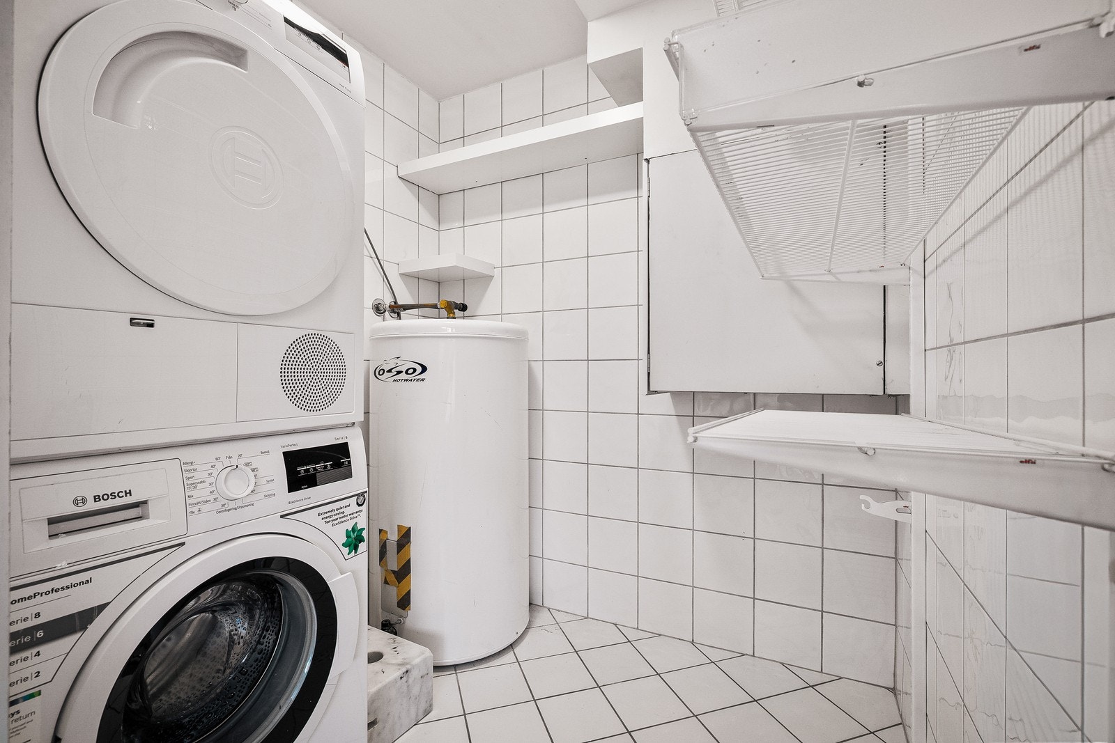 ... teknisk/vaskerom. Rommet er på ca. 2,8 m² med standard fra byggeåret. Galleribilde