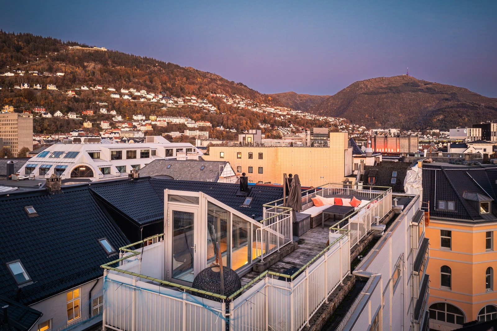 Fra trapperommet kommer du ut på den 43m² takterrassen Galleribilde