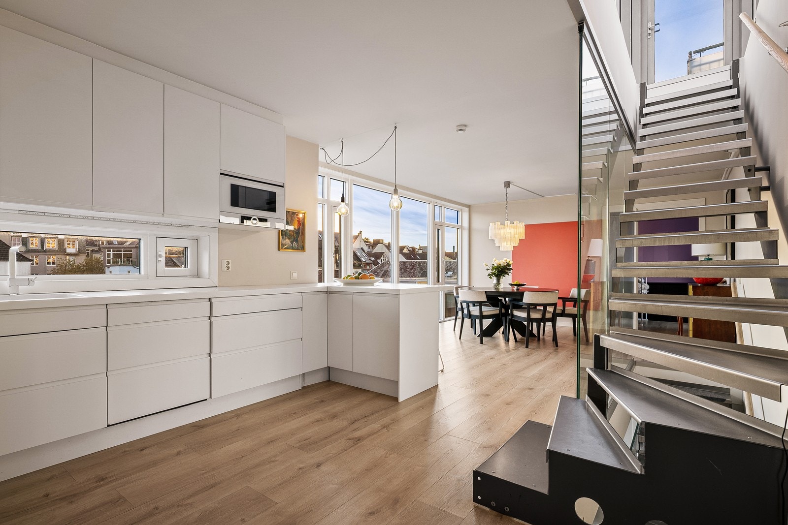 Slitesterkt og påkostet Pergo laminatgulv ble lagt i 2020 og er en gjenganger i leiligheten Galleribilde