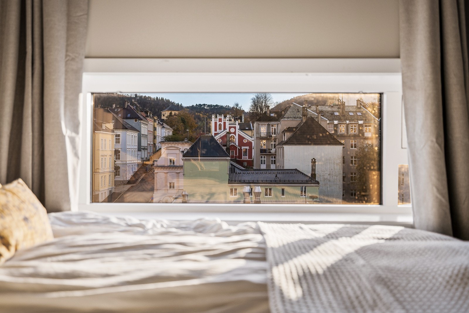 Fra soverom er det utsikt mot Johanneskirken Galleribilde