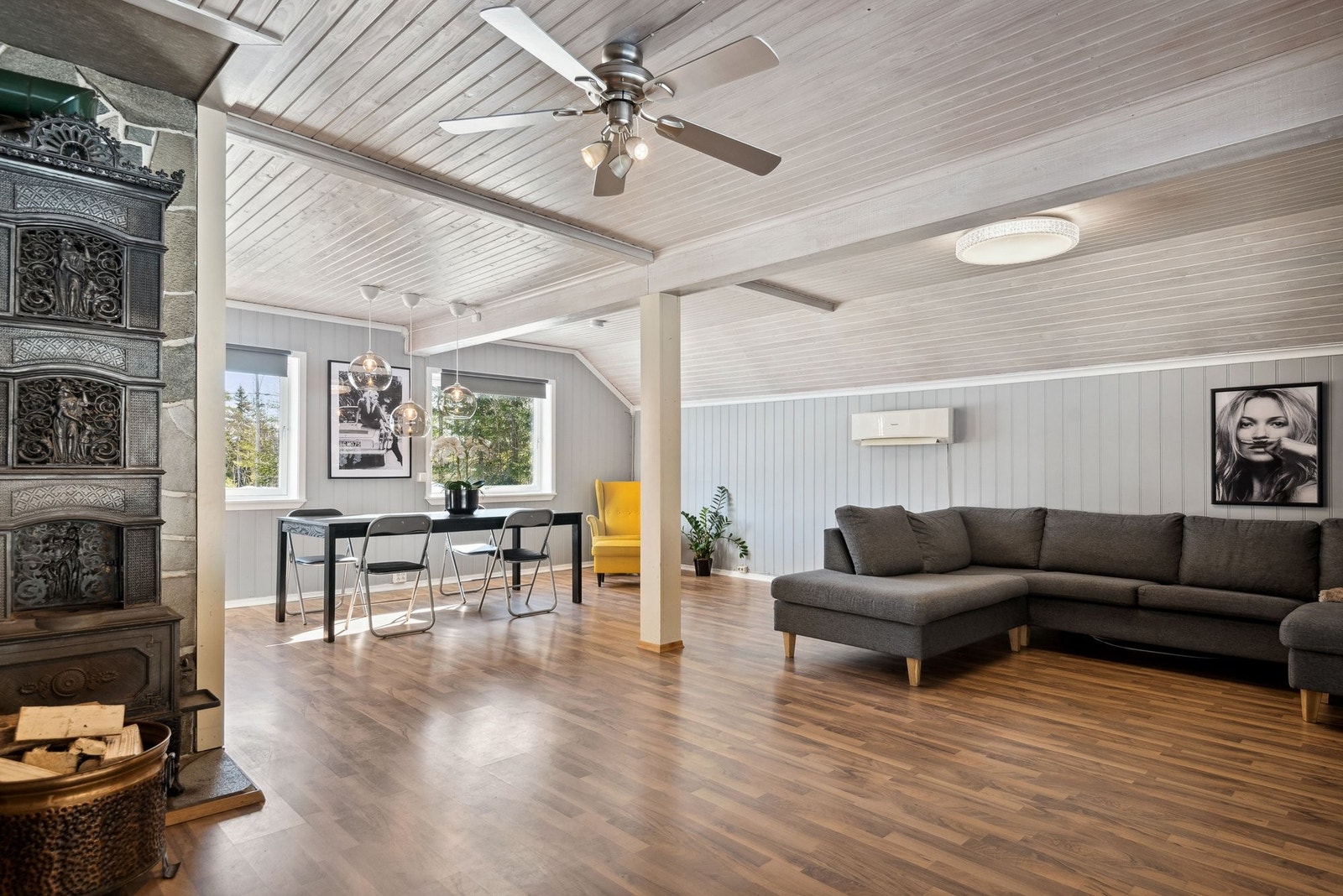 Lys og trivelig stue og spisestue Galleribilde