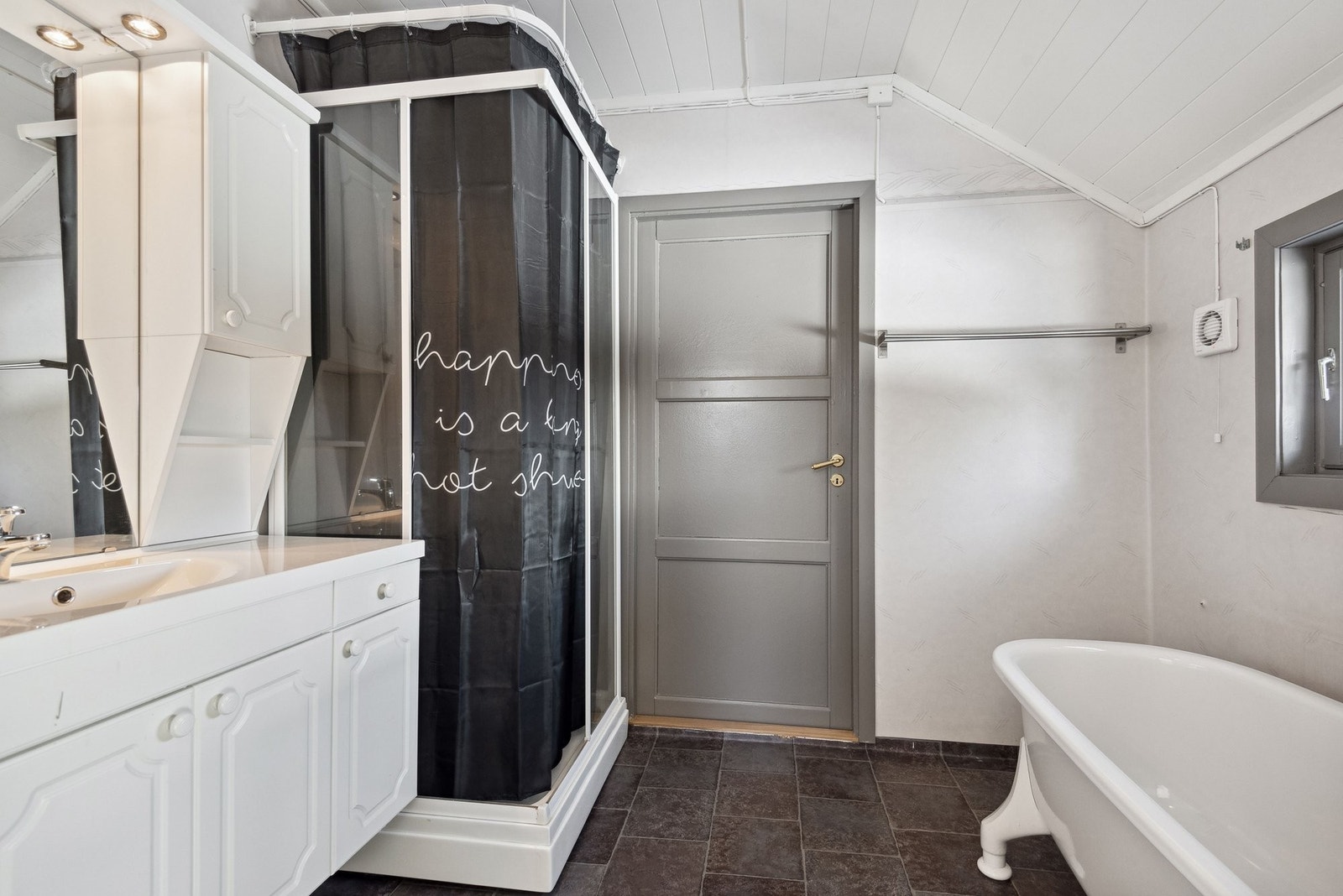 Bad med dusj og badekar Galleribilde