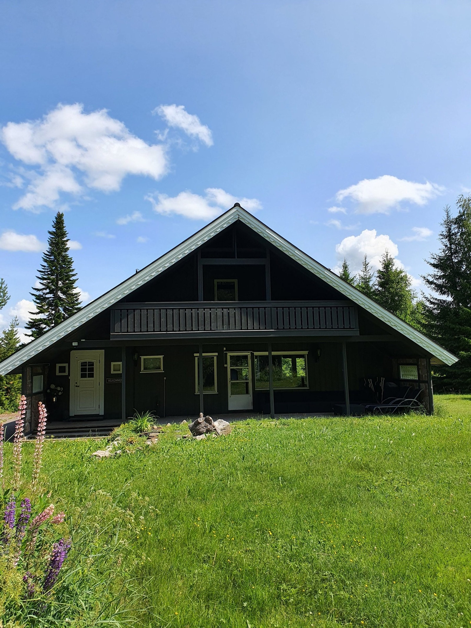 Fasade mot sør med inngang og overbygd veranda i 1 og 2etg Galleribilde