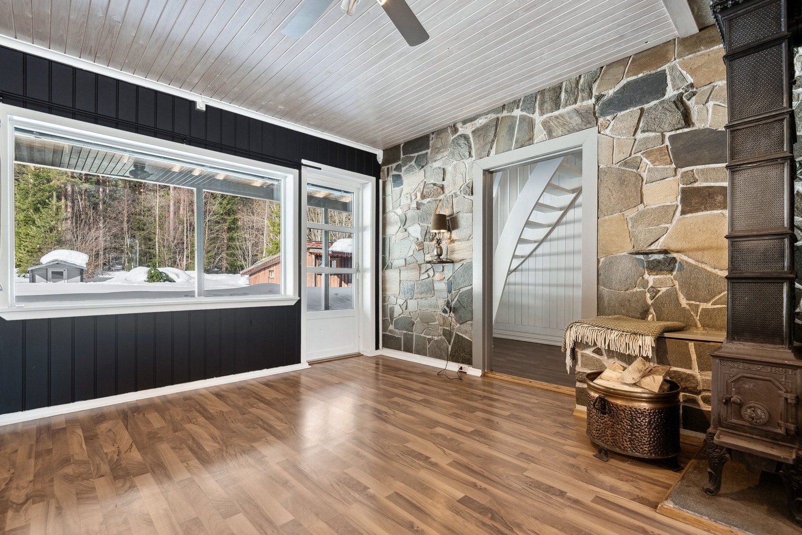 Detaljbilde stue sett mot veranda Galleribilde