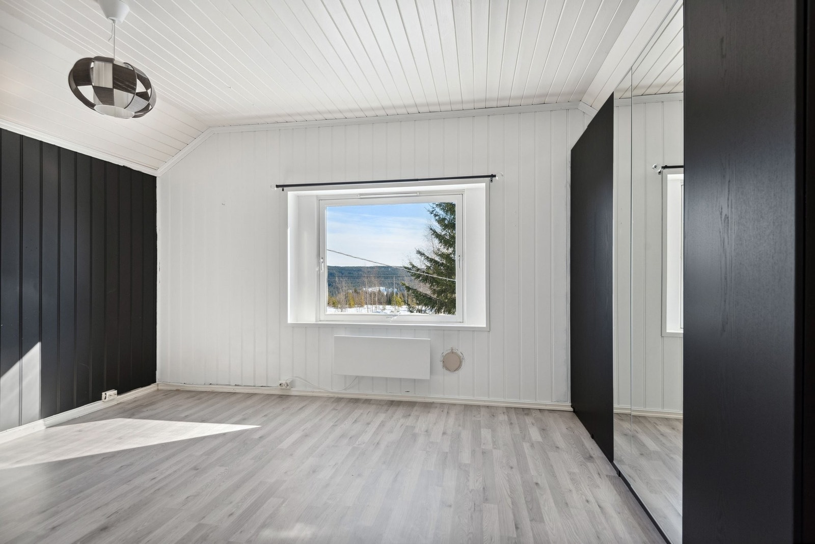 Romslig soverom nr 2 - 2.etg. med garderobeskap Galleribilde