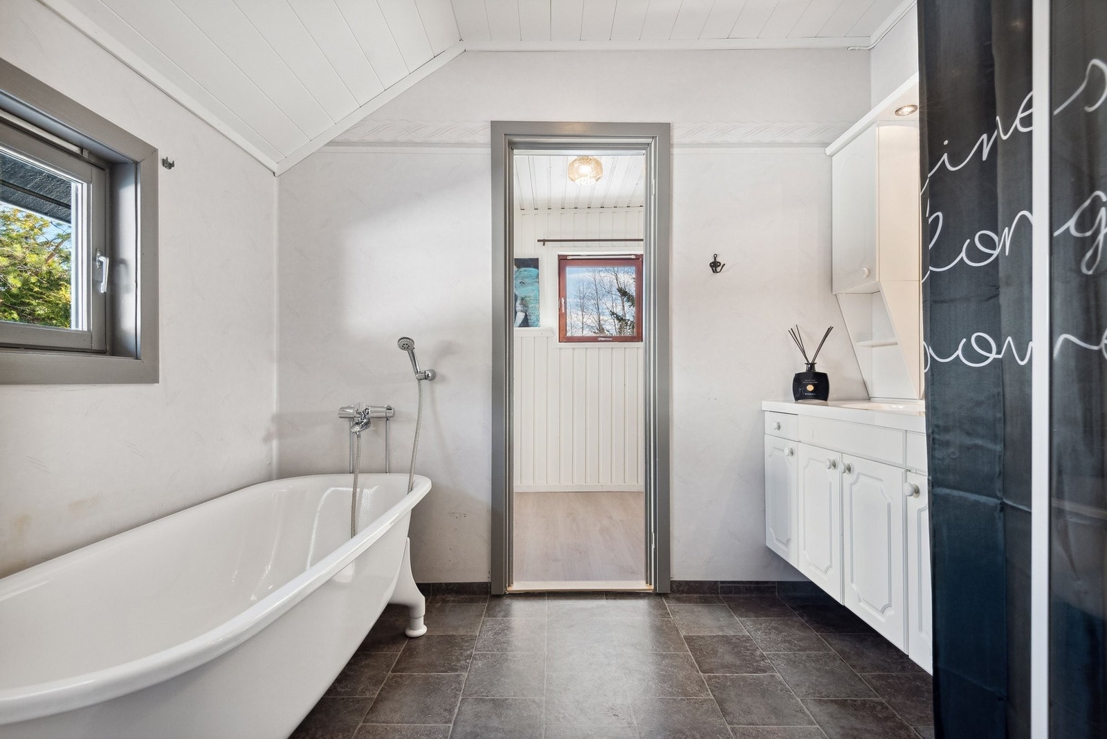 Bad med vaskerom innenfor Galleribilde