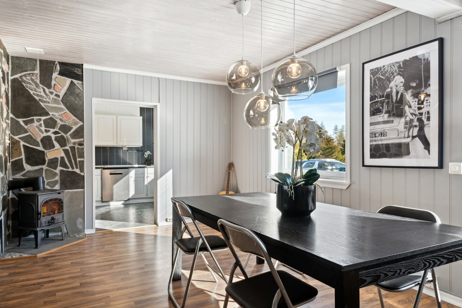 Lys og koselig spisestue med store vinduer Galleribilde