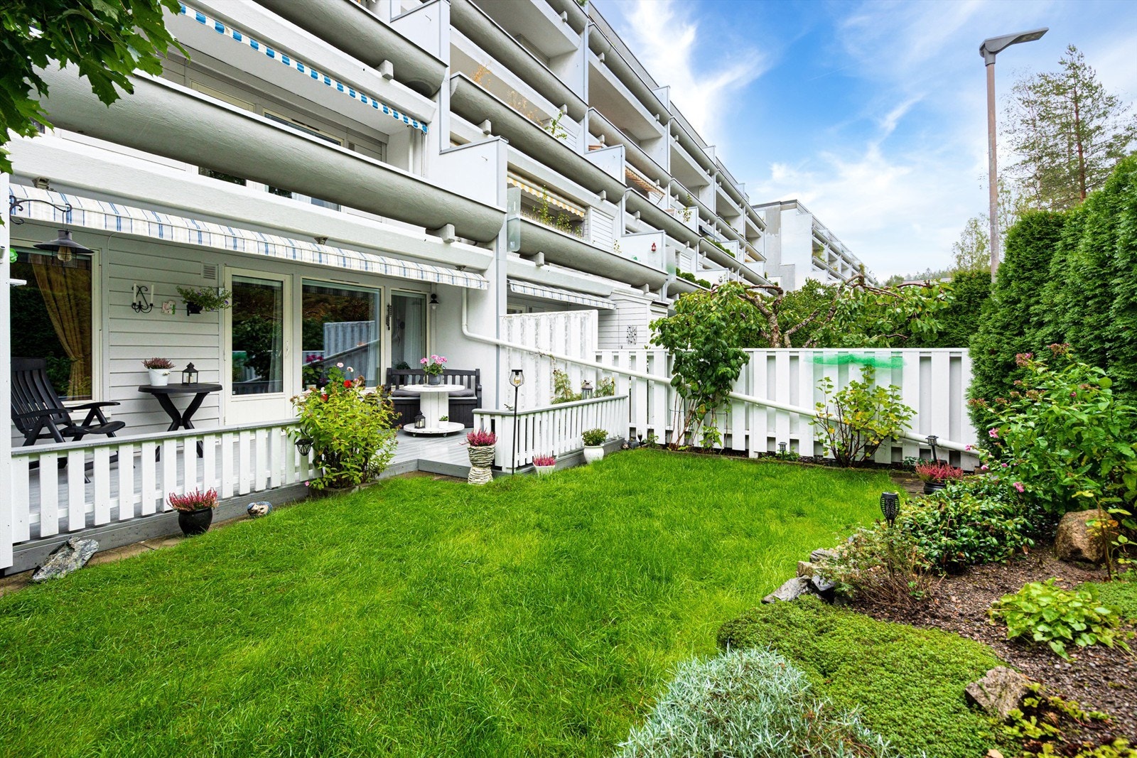 Hageflekken er en del av borettslagets fellesareal, men selger opplyser at denne andelen har bruksrett på hageflekken mot å holde den i orden/vedlikeholdes. Galleribilde