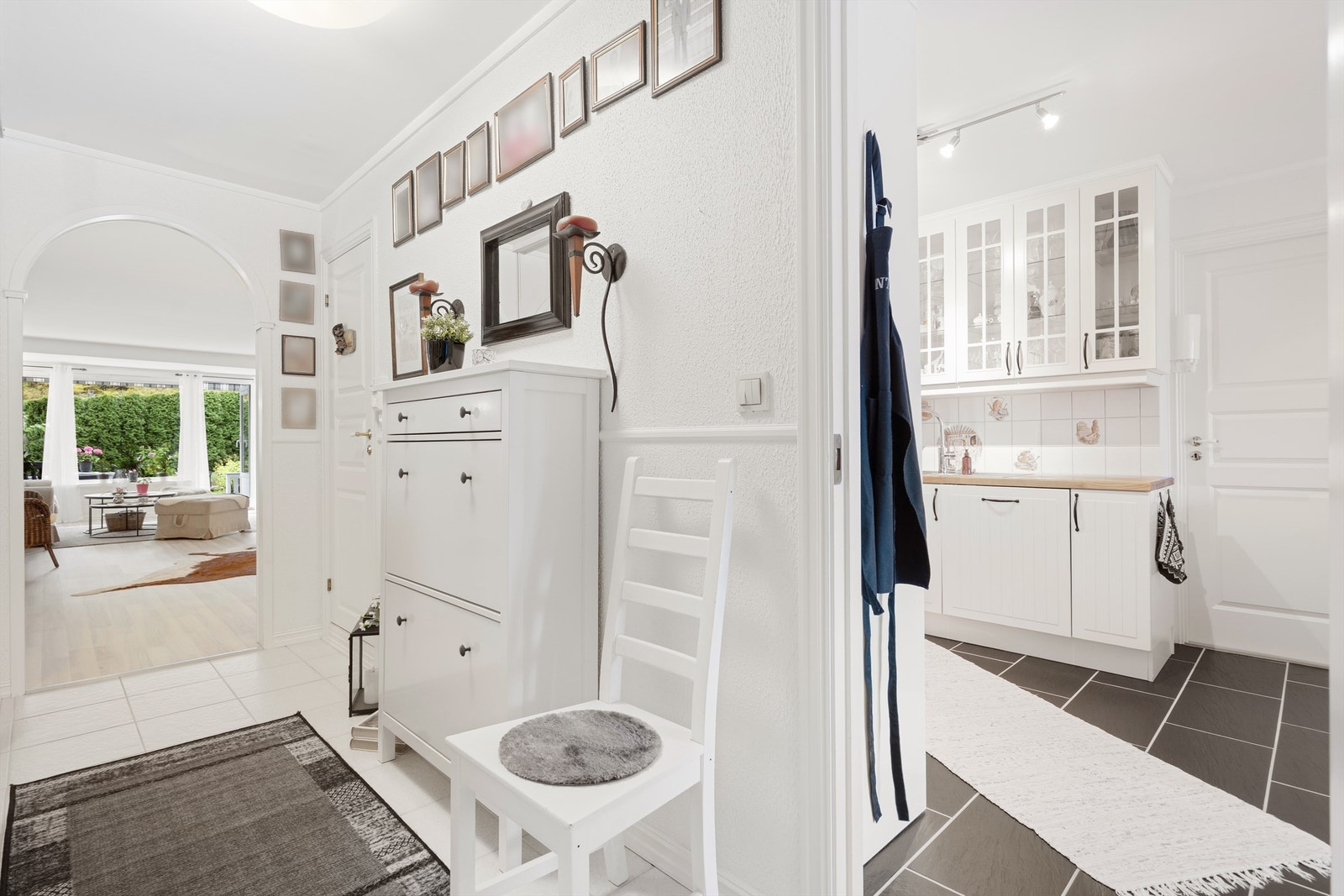 Fra entréen går du direkte inn til kjøkkenet - en praktisk løsning for å bære inn handleposene. Galleribilde