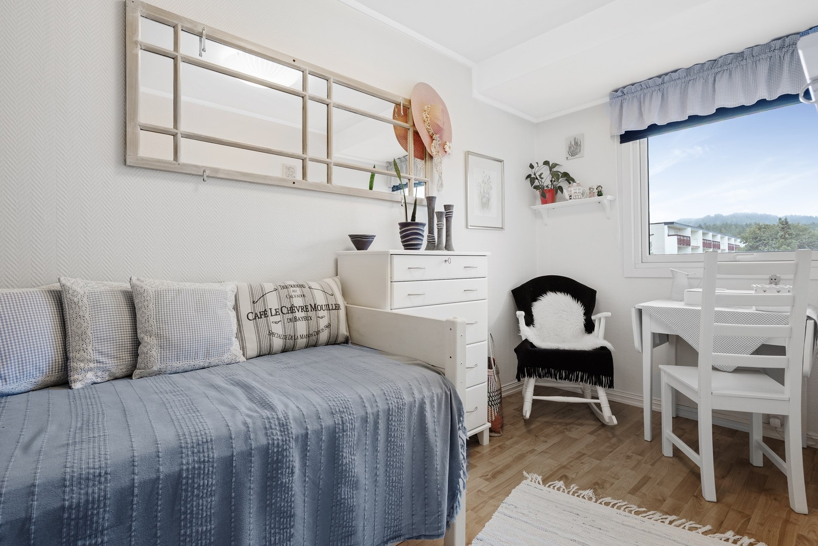 Soverom 2 har inngang fra kjøkkenet, og har plass til seng og garderobeløsning. Galleribilde