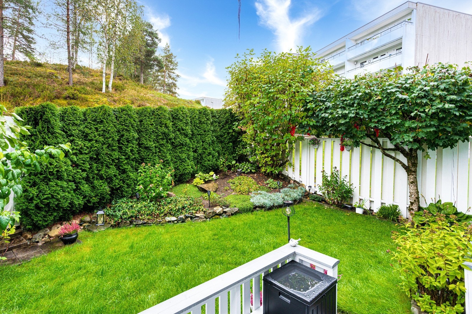 Det sørvendte markterrassen gir deg et flott uterom i den varmere årstiden. Et flott sted for grillmiddager i friluft og ledige stunder i ettermiddagssolen. Selger opplyser om meget gode solforhold. Galleribilde