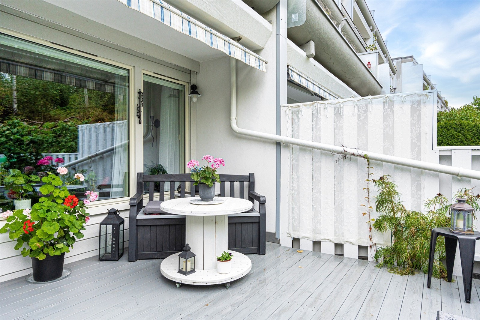 Det medfølger markise som er svært praktisk når solen varmer. Galleribilde